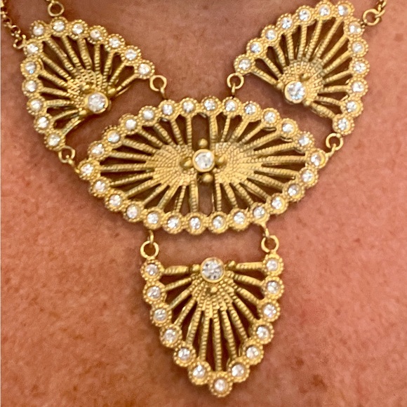 Pretty Necklace - unsure of brand - Picture 4 of 6